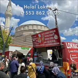 Cami Çıkışı Lokma Hayrı Arabayla helva dağıtımı hizmeti için hijyenik paketlenmiş helvalar, pratik ve düzenli bir şekilde ikram edilmeye hazır.