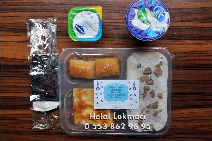 Paketlenmiş mevlüt yemekleri, sıcaklık koruyucu kaplarda ve özenli bir sunumla servis edilmeye hazır.