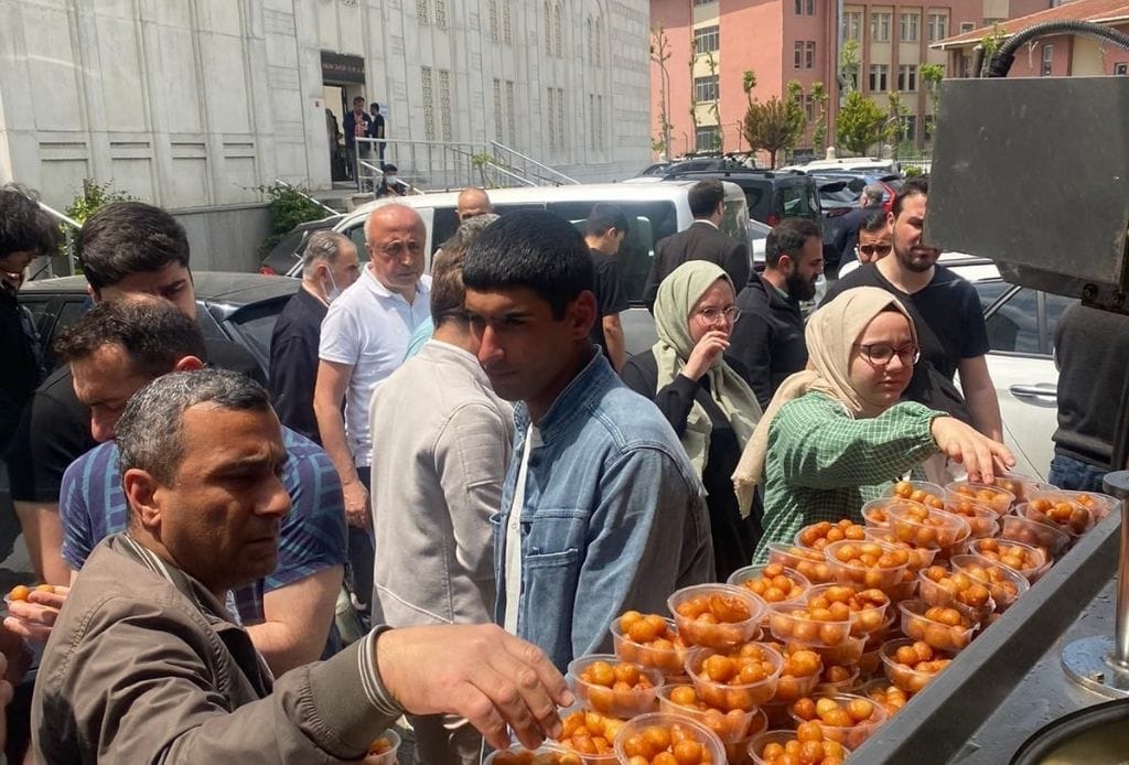 cenazelerde lokma dokmesinin sebebi