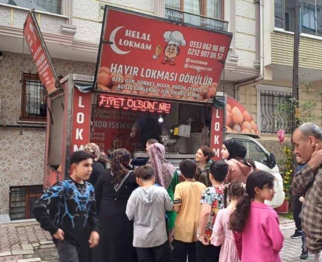 Eyupsultan Merkez Camii onunde Hayir Lokmasi Dagitimi