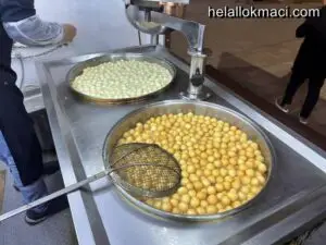 Lokma Döktürme Emirgan Bey’in babasının anısına düzenlediği hayır lokması etkinliğinde lokma dağıtımı yapılıyor.