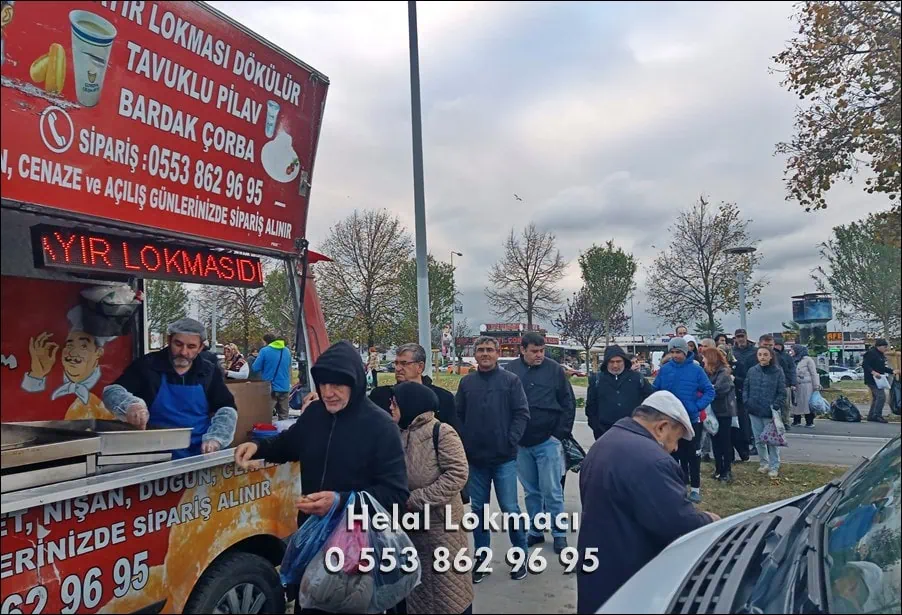 Sırada bekleyen insanlara sıcak ve taze şerbetli hayır lokması dağıtan usta.