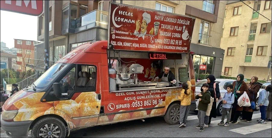 Hayır lokması dağıtımı - geleneksel bir Türk geleneği olarak hayır amacıyla dağıtılan tatlı lokmalar.