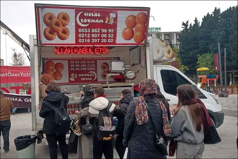 Ayhan Beyin Kaynarcada Hayır Lokması Dağıtımı