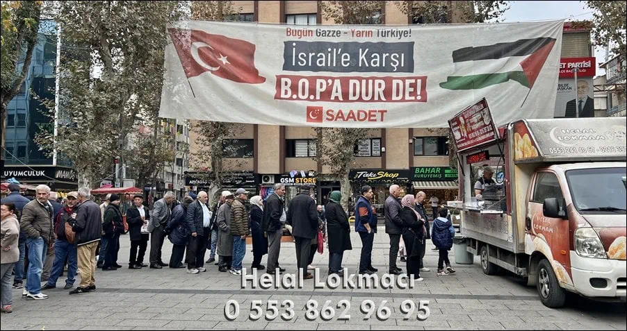 Lokma dağıtım aracı ile hayır lokması dağıtımı yapan firma ve sırada bekleyen insanlar.