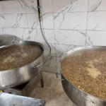 Aşure Dağıtımı İstanbul aşure dağıtımı için kazanlarda aşure üretimi